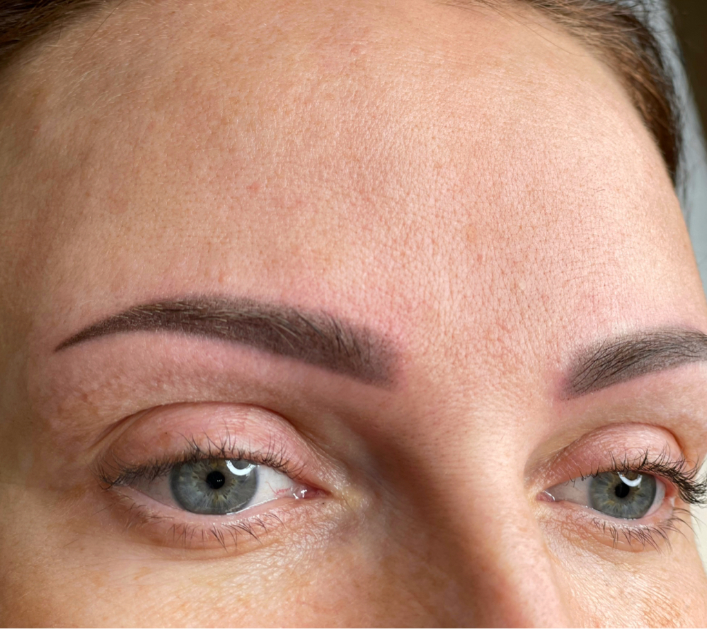 Перманентный макияж бровей