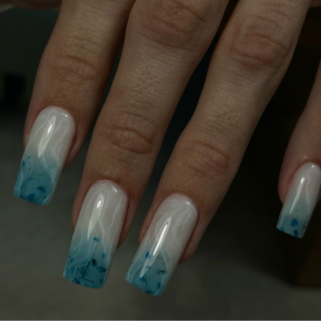 Маникюр с цветным покрытием/простым дизайном