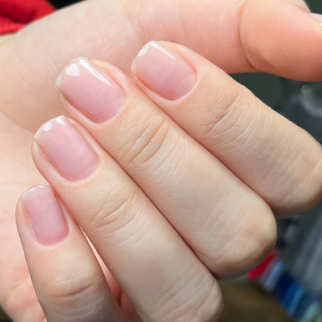 Нюдовый маникюр, короткая длина