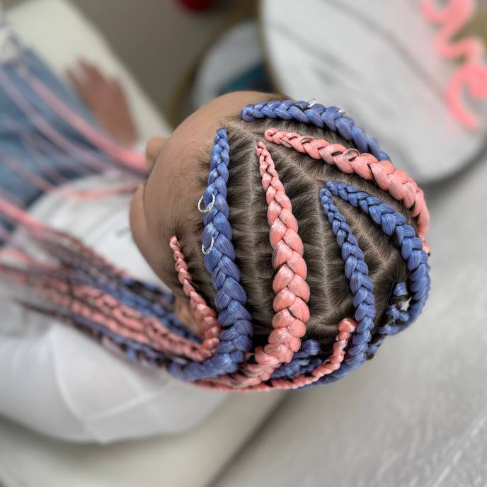 Сфинкс крупный (ребенок). Время плетения 1,5-2,5 часа (два мастера). Стоимость 7.000₽. Косы у лица в 🎁