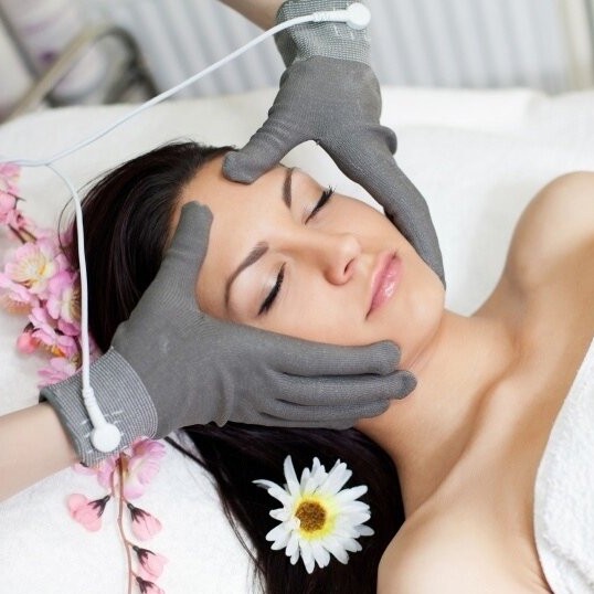 Массаж лица микротоками.