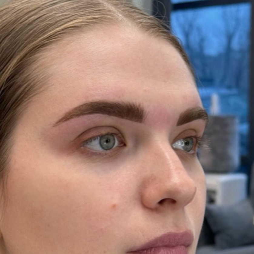 Окрашиваные бровей