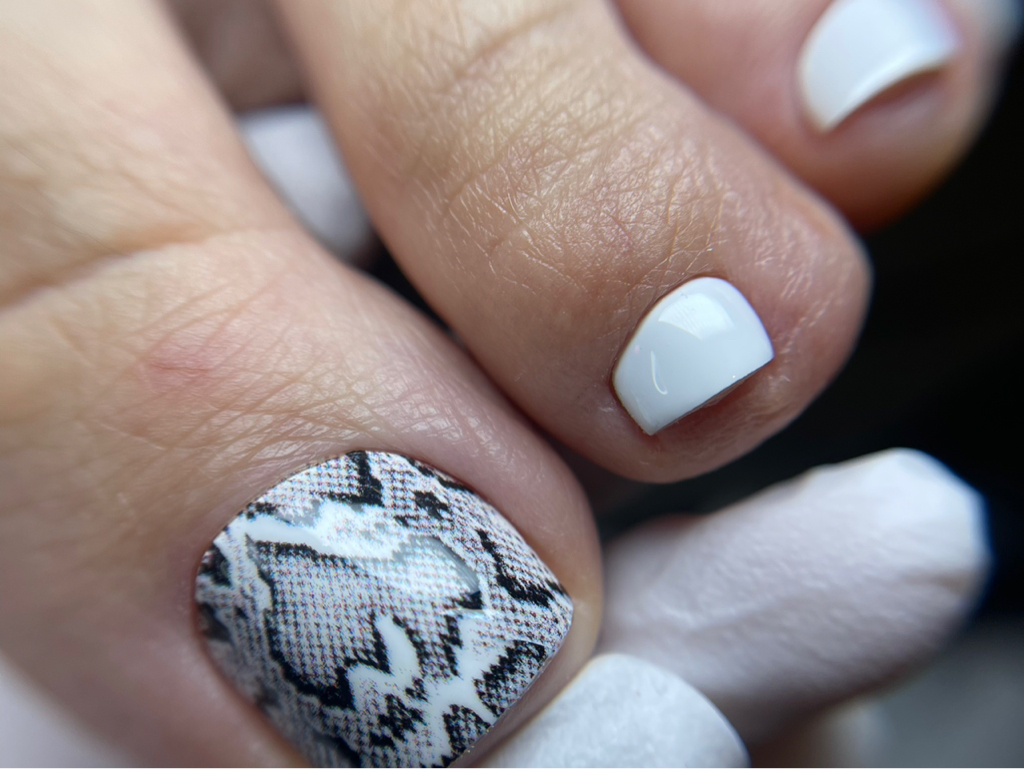 Полный педикюр + покрытие плёнки (на несколько пальцев/на все)