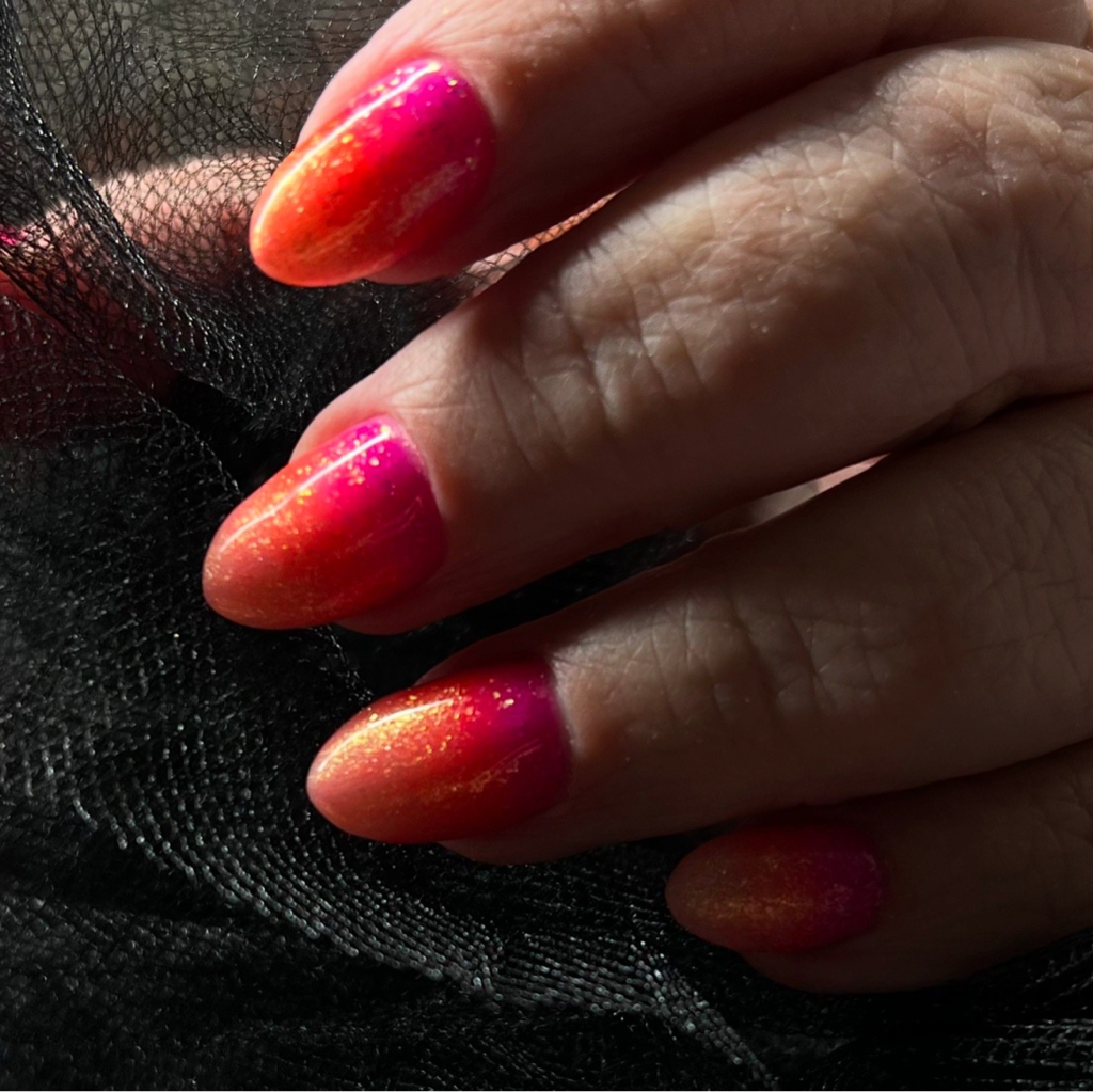 Маникюр с покрытием гель-лак, цветным гелем