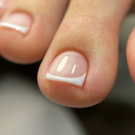 Smart-педикюр с покрытием френч