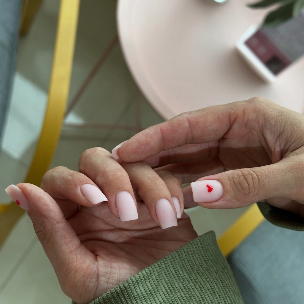 маникюр с покрытием (снятие входит в стоимость)