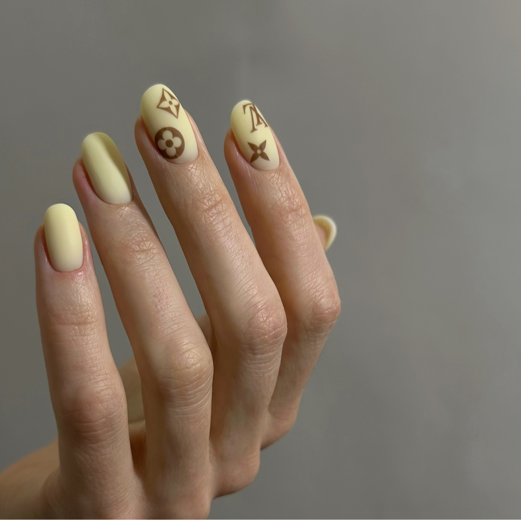 Одноцветное покрытие гель лак + маникюр