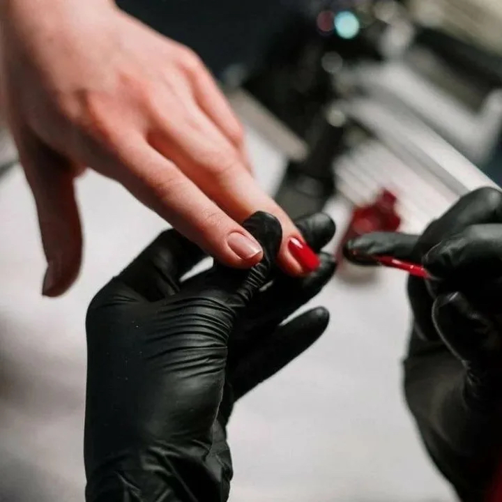 Маникюр с покрытием в один тон