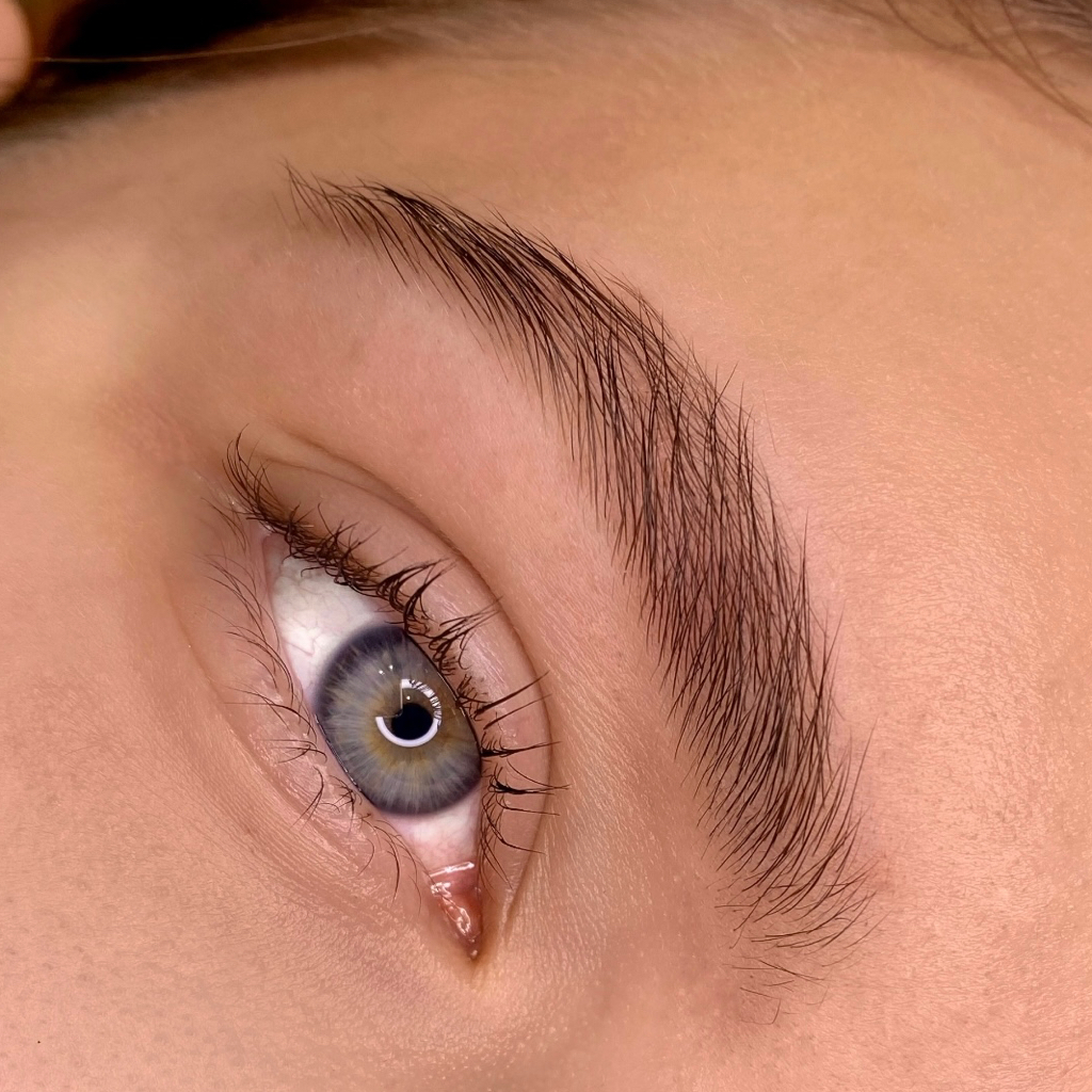 Коррекция бровей (пинцет + воск)  Прореживание ( структурная коррекция внутри формы брови)