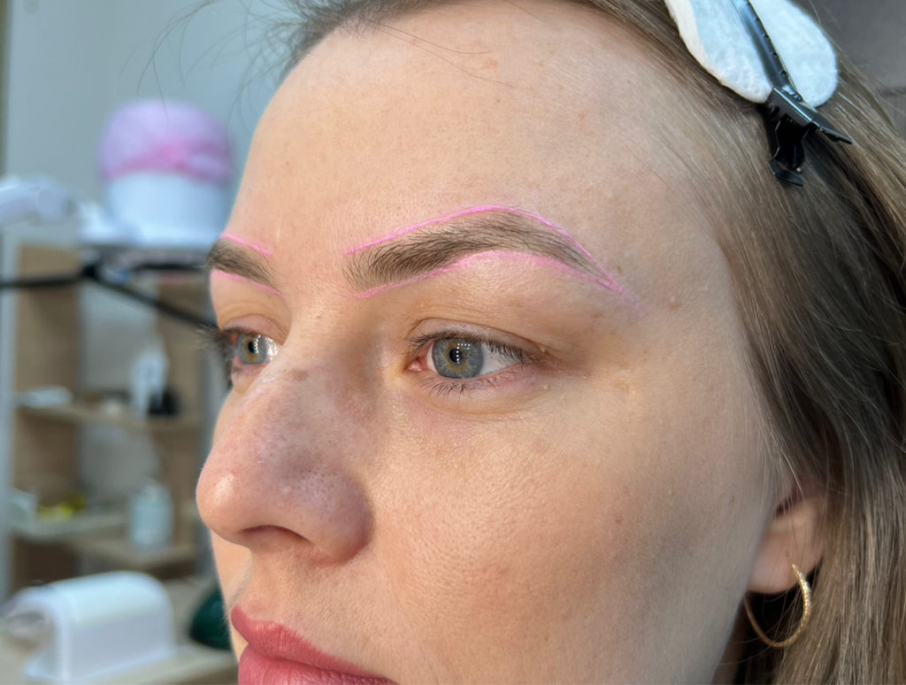 Коррекция бровей