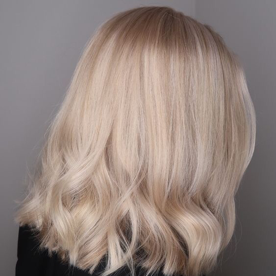 Окрашивание на среднюю длину волос  / TOTAL BLOND