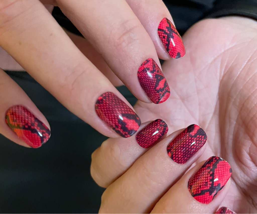 Маникюр + Плёнки с дизайном