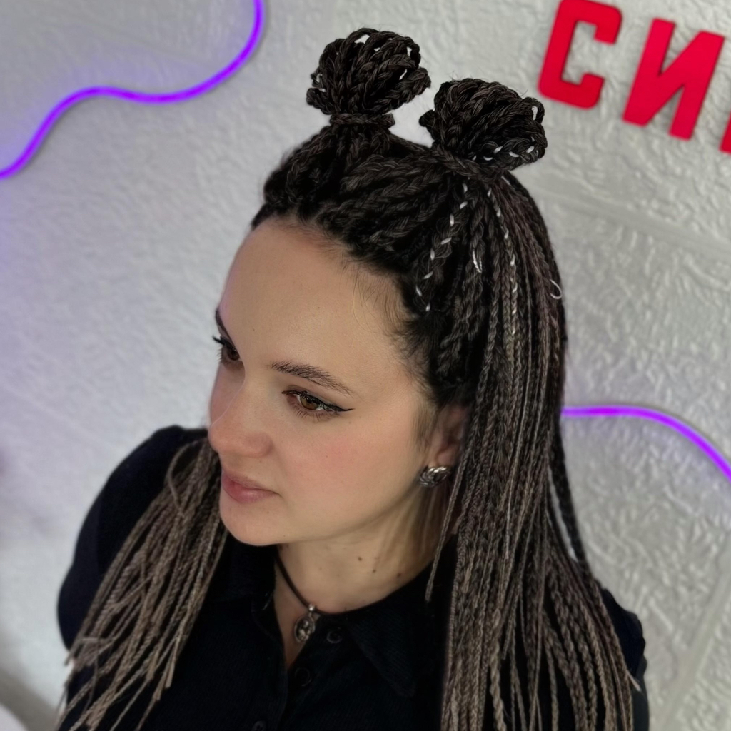 Де косы точечно😍  Украшения на косы у лица в 🎁  ⏰ Время плетения 1,5-3 часа. Стоимость 10.000₽. Срок носки 1-2 месяца
