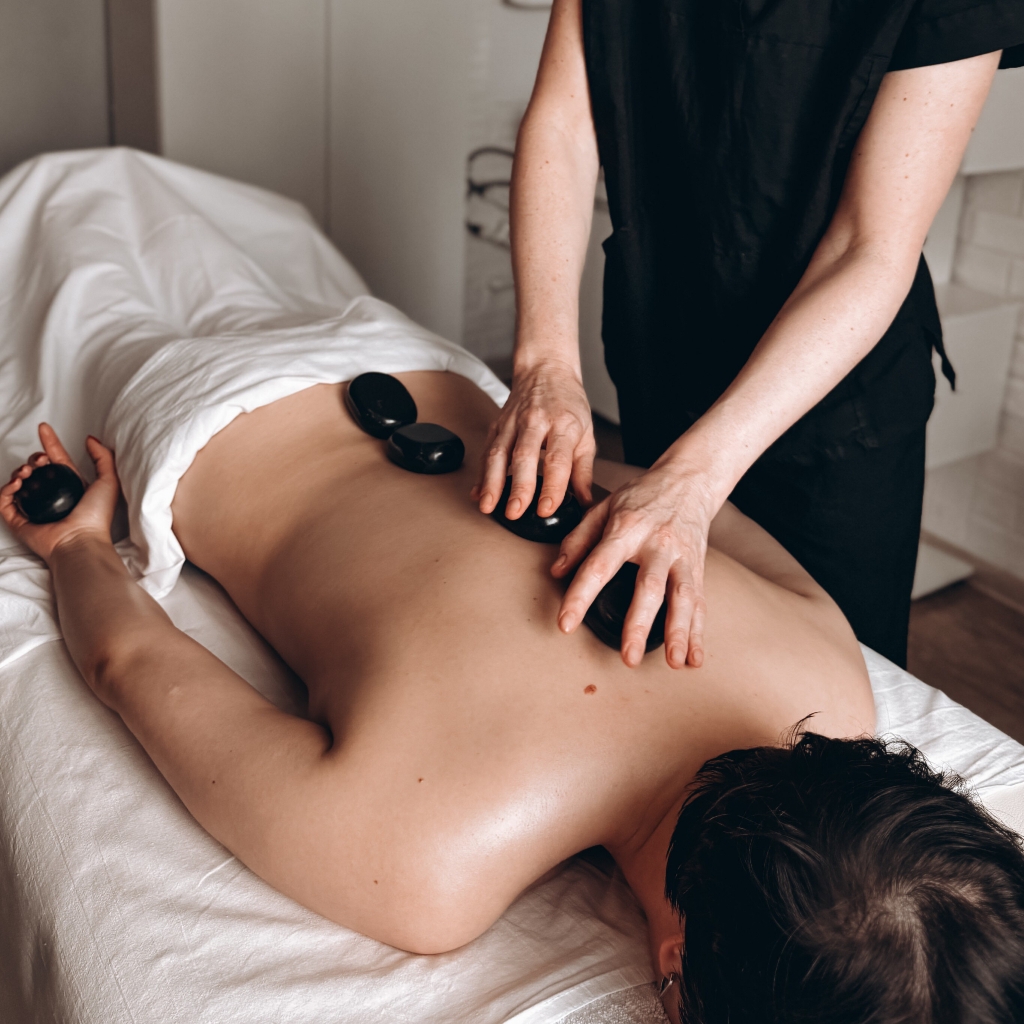 Массаж с горячими камнями