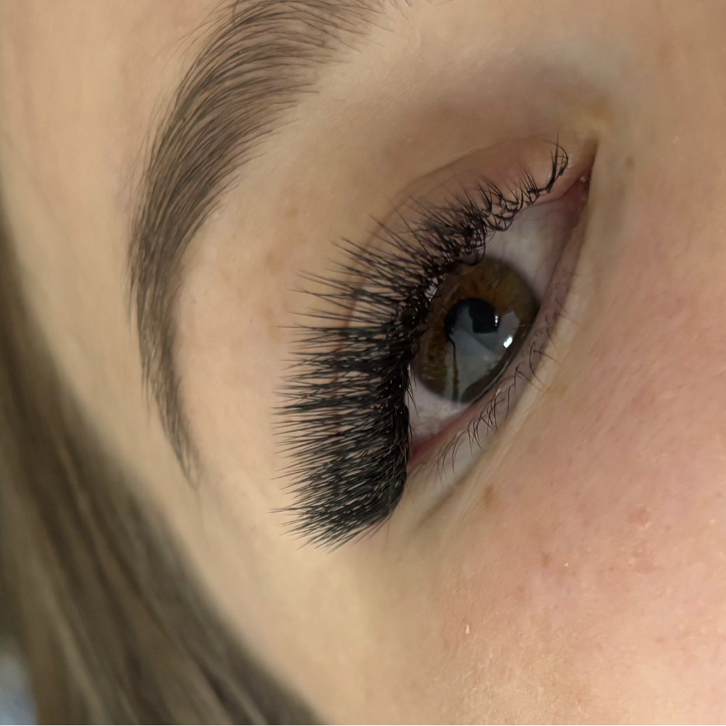 Наращивание ресниц 2,5-3D объем