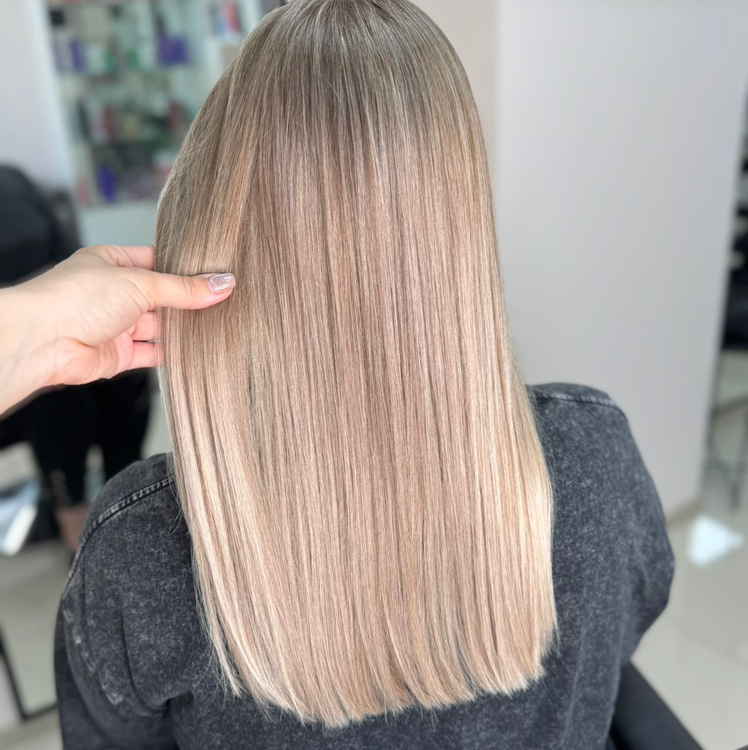 Стрижка ровным срезом с мытьем головы.