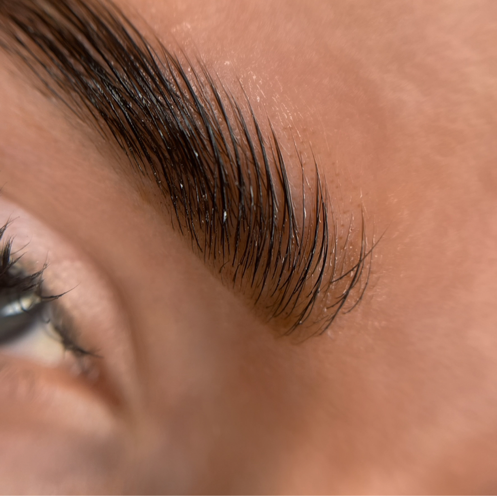 Augenbrauen färben und formen