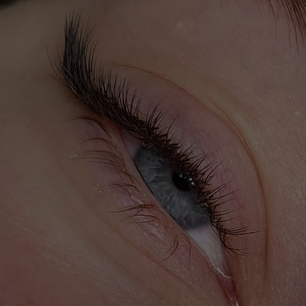 наращивание ресниц+ламинирование бровей