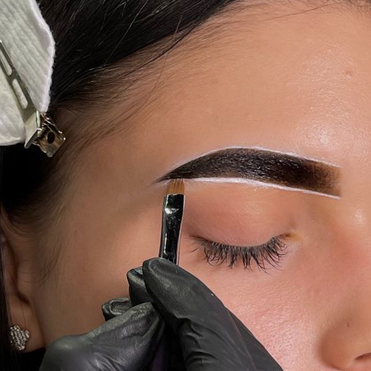 Окрашивание бровей с коррекцией