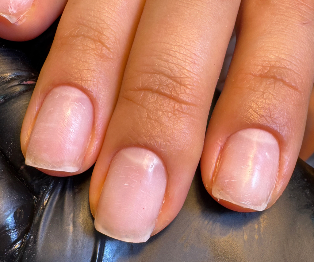 Маникюр +лечебный лак.