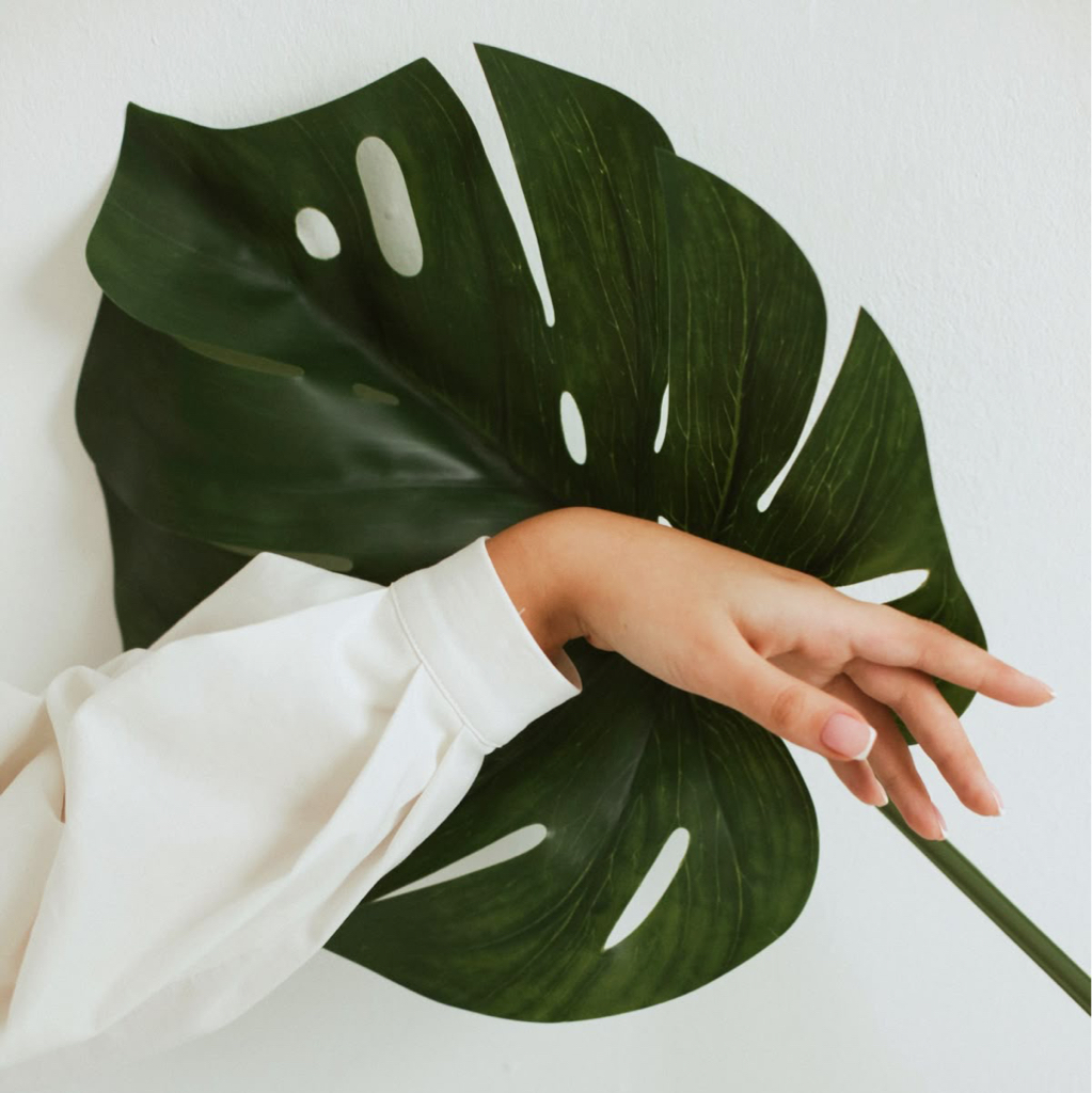 Маникюр без покрытия (без снятия геля 1000₽, со снятием геля 1300 ₽)