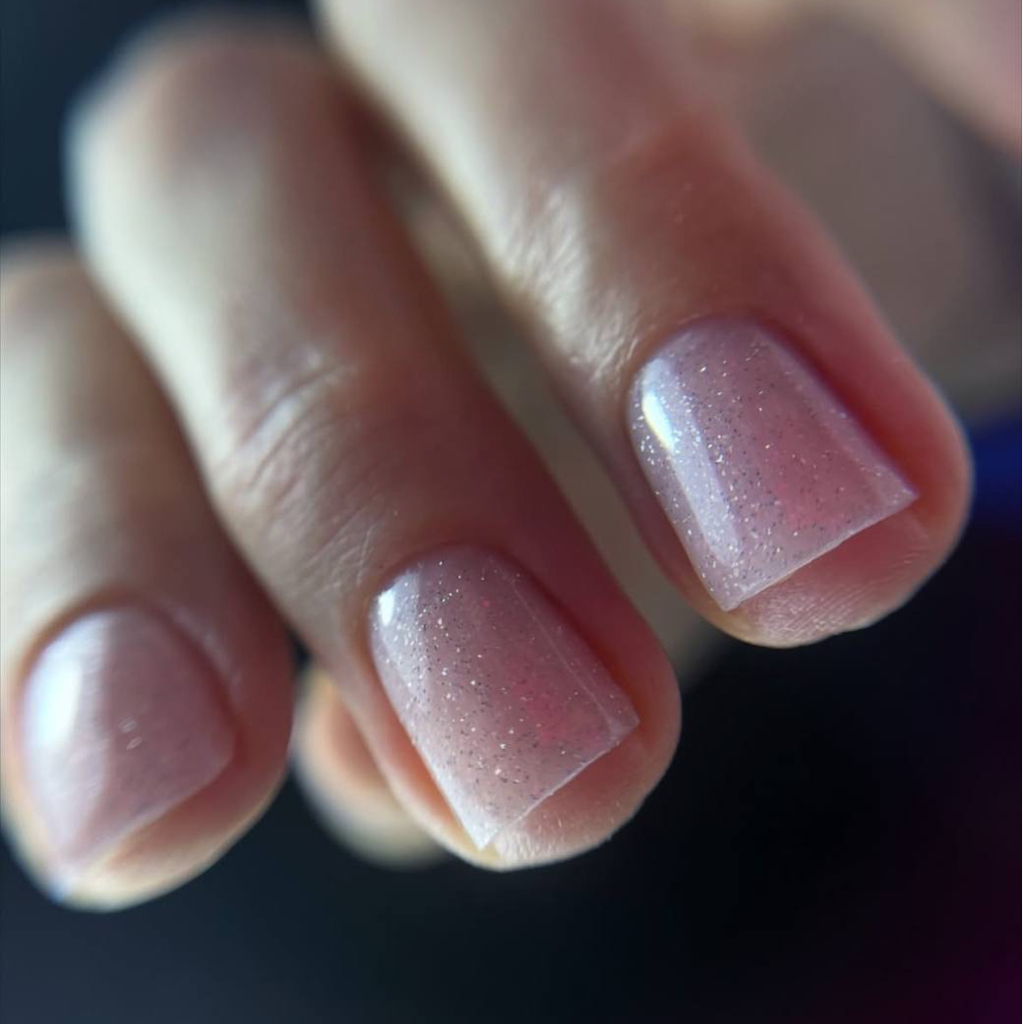 Маникюр с покрытием ( укрепление , ремонт до 4-ех ногтей , дизайн входят в стоимость)