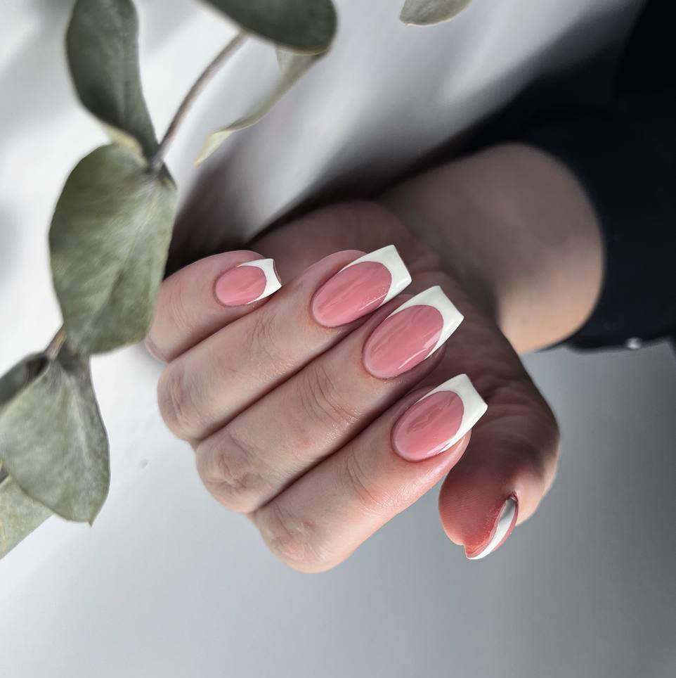 Маникюр с покрытием ( укрепление , ремонт от 4-ех ногтей, дизайн входят в стоимость)