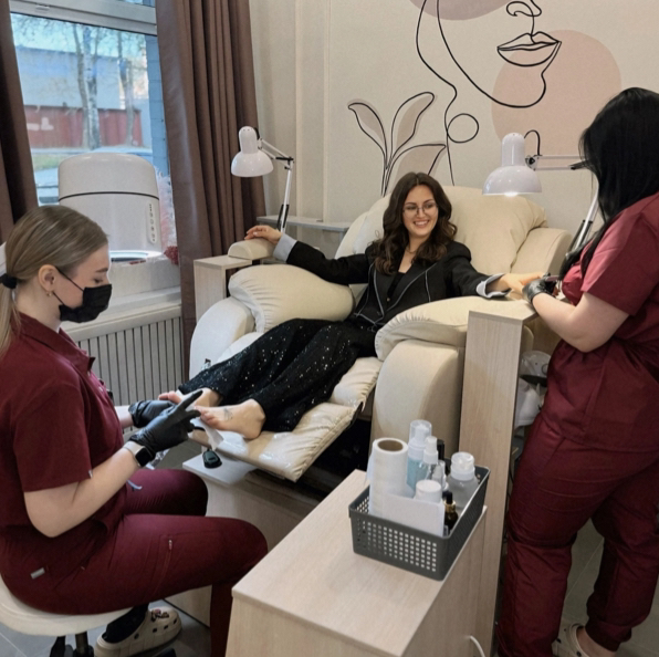 Процедура в 4 руки (маникюр + SMART педикюр БЕЗ ПОКРЫТИЯ на кресле реклайнере)