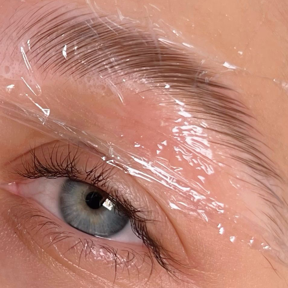 Ламинирование бровей (входит окрашивание, лёгкая коррекция)