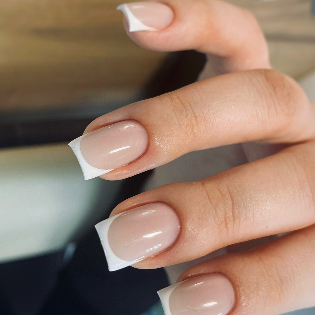 Маникюр с покрытием френч