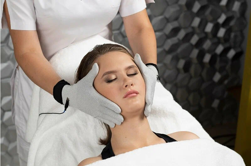 Массаж лица токопроводящими перчатками