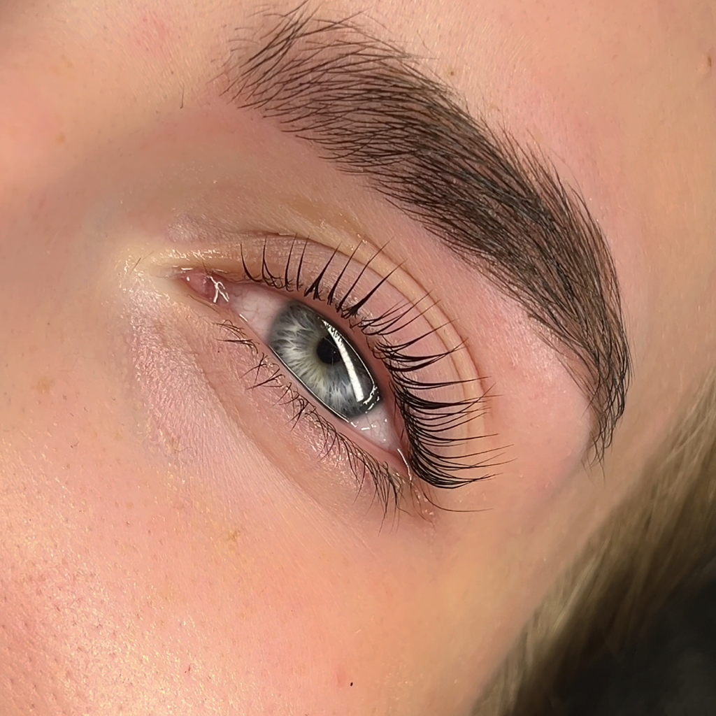 Ламинирование ресниц с окрашиванием +окрашивание бровей с коррекцией