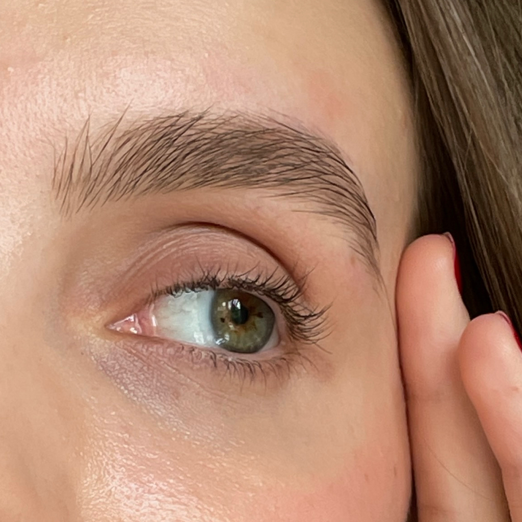 Коррекция бровей