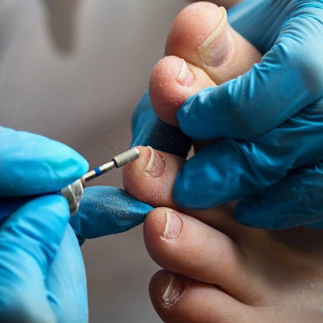 Полный аппаратно-препаратный педикюр без гель-лака