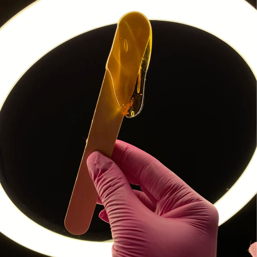 Удаление лишних волосков над губой