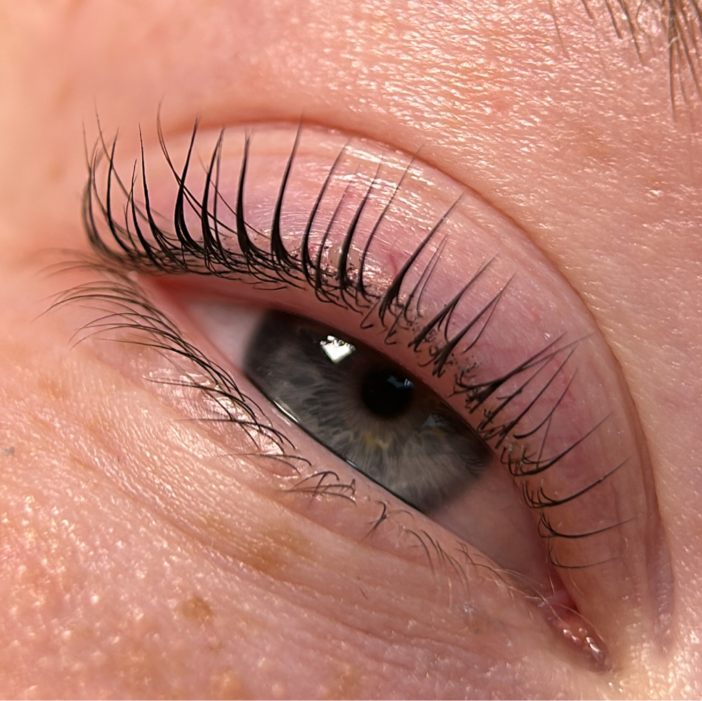 Окрашивание нижних ресниц