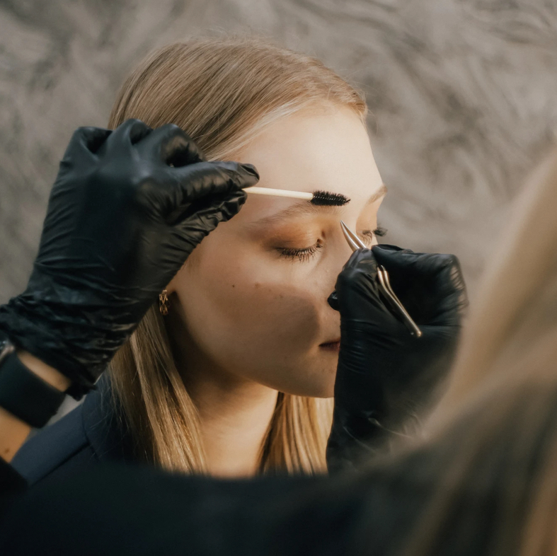 Коррекция бровей + уход BOTOX