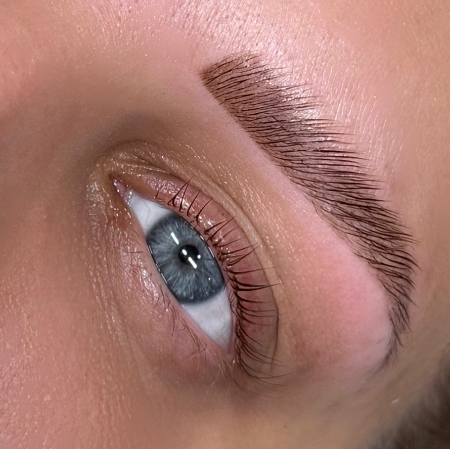 «КОМБО MAX» (ламинирование ресниц + долговременная укладка бровей (полный комплекс))