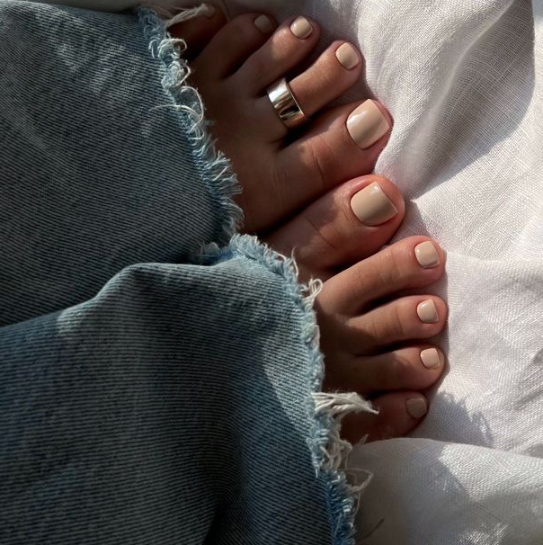 Покрытие обычным лаком на ногах