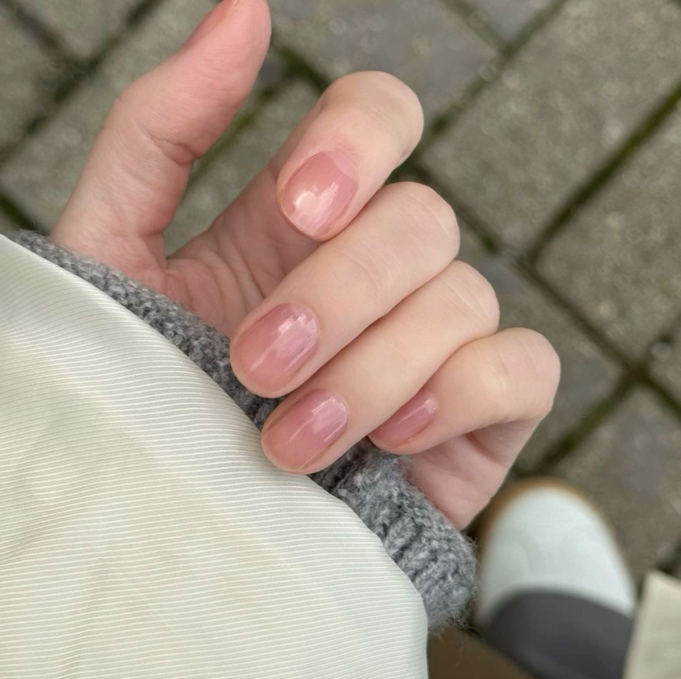 Покрытие обычным лаком на руках