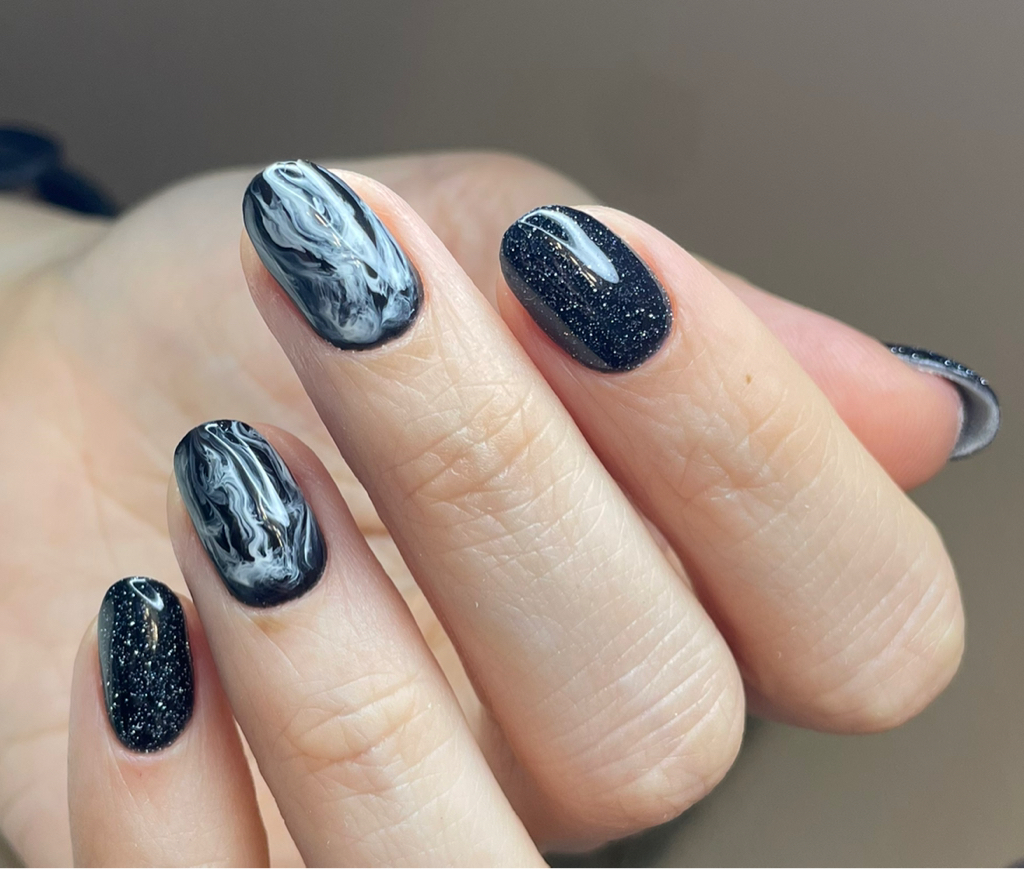 Маникюр с несложным дизайном (оформление двух ноготков на каждой ручке)