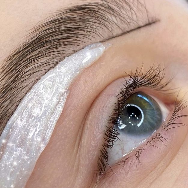 Коррекция бровей