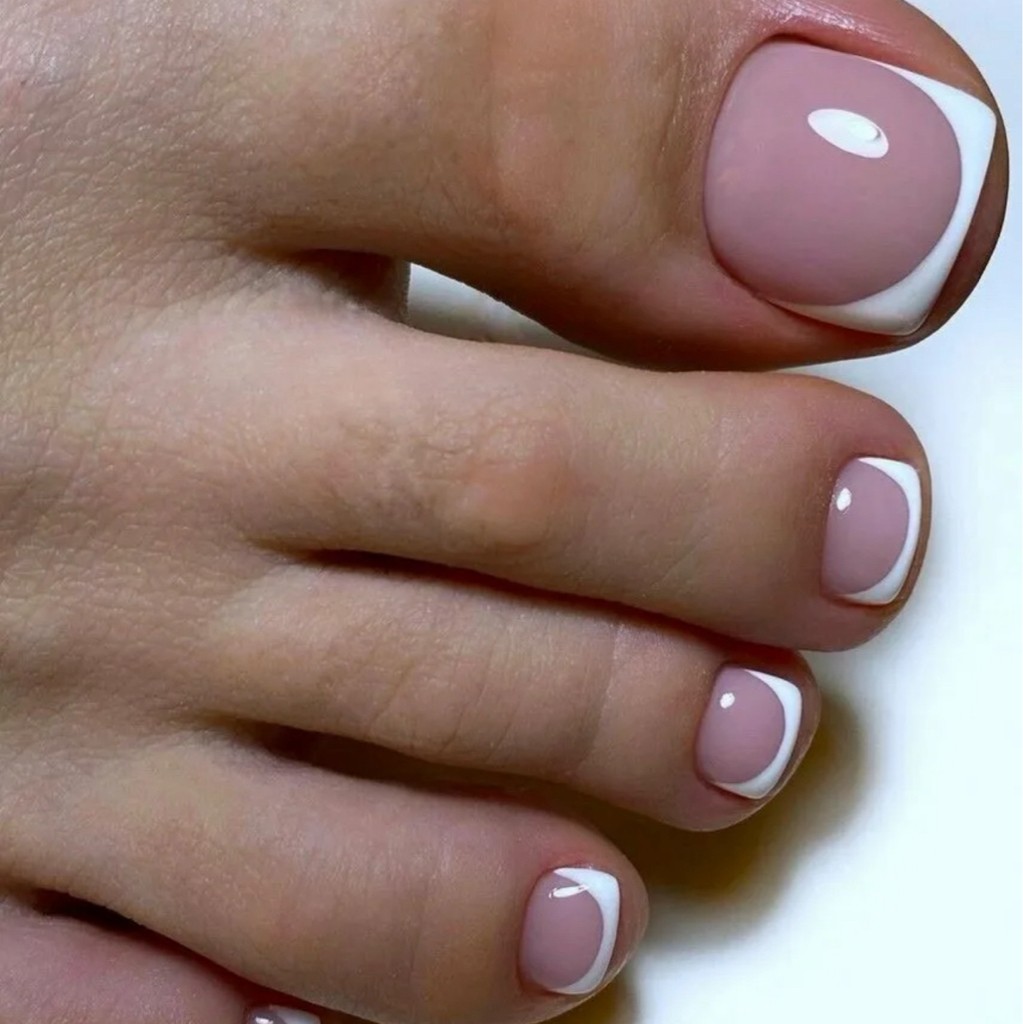 Педикюр-обработка стоп и покрытие дизайн френч