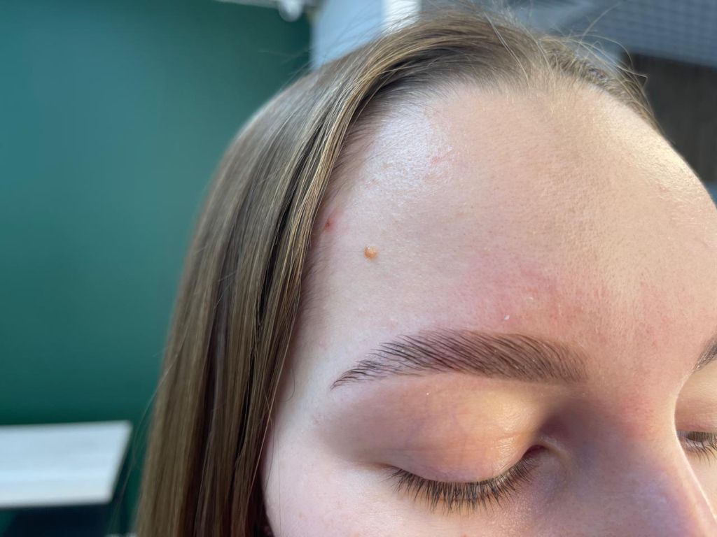 Коррекция бровей