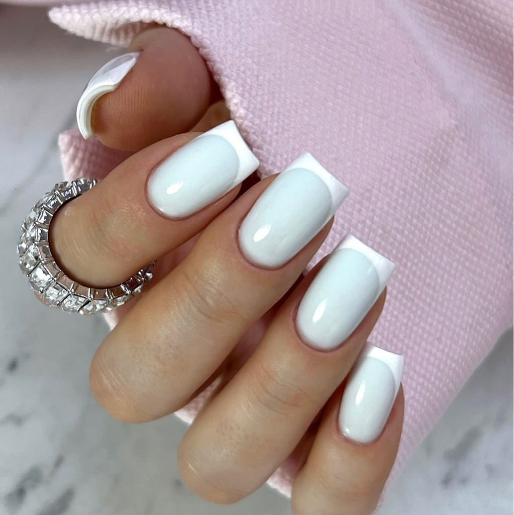 Маникюр + коррекция до 2 длины (свыше 2 размера +150₽ за деление), поднятие клюющих ногтей, восстановление боковых параллелей