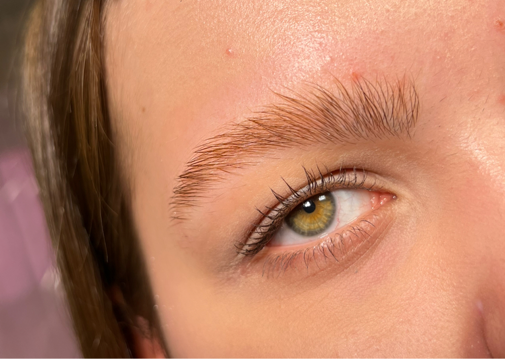 Осветление бровей