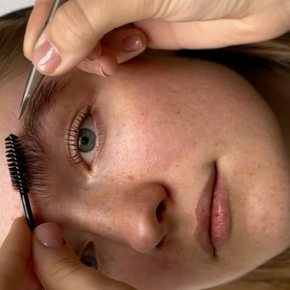 Коррекция бровей