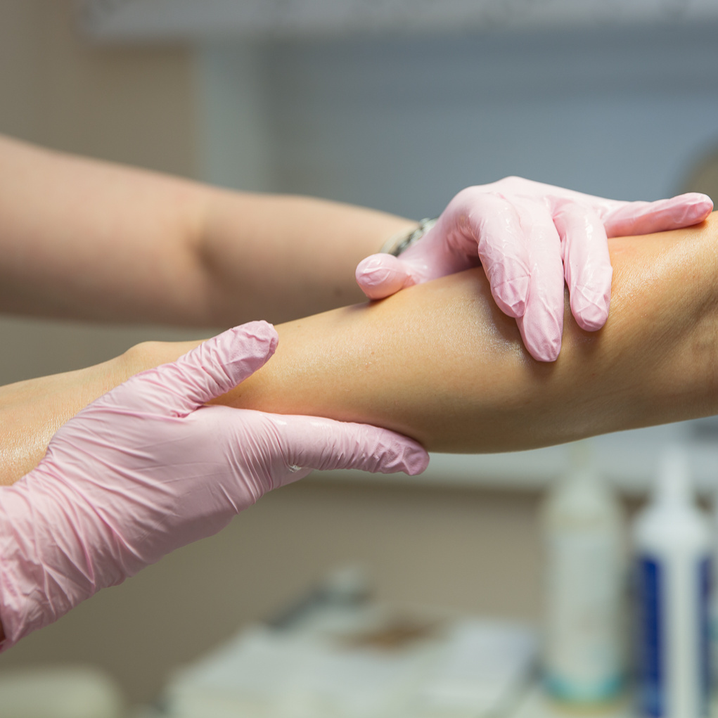 Эпиляция воском рук полностью