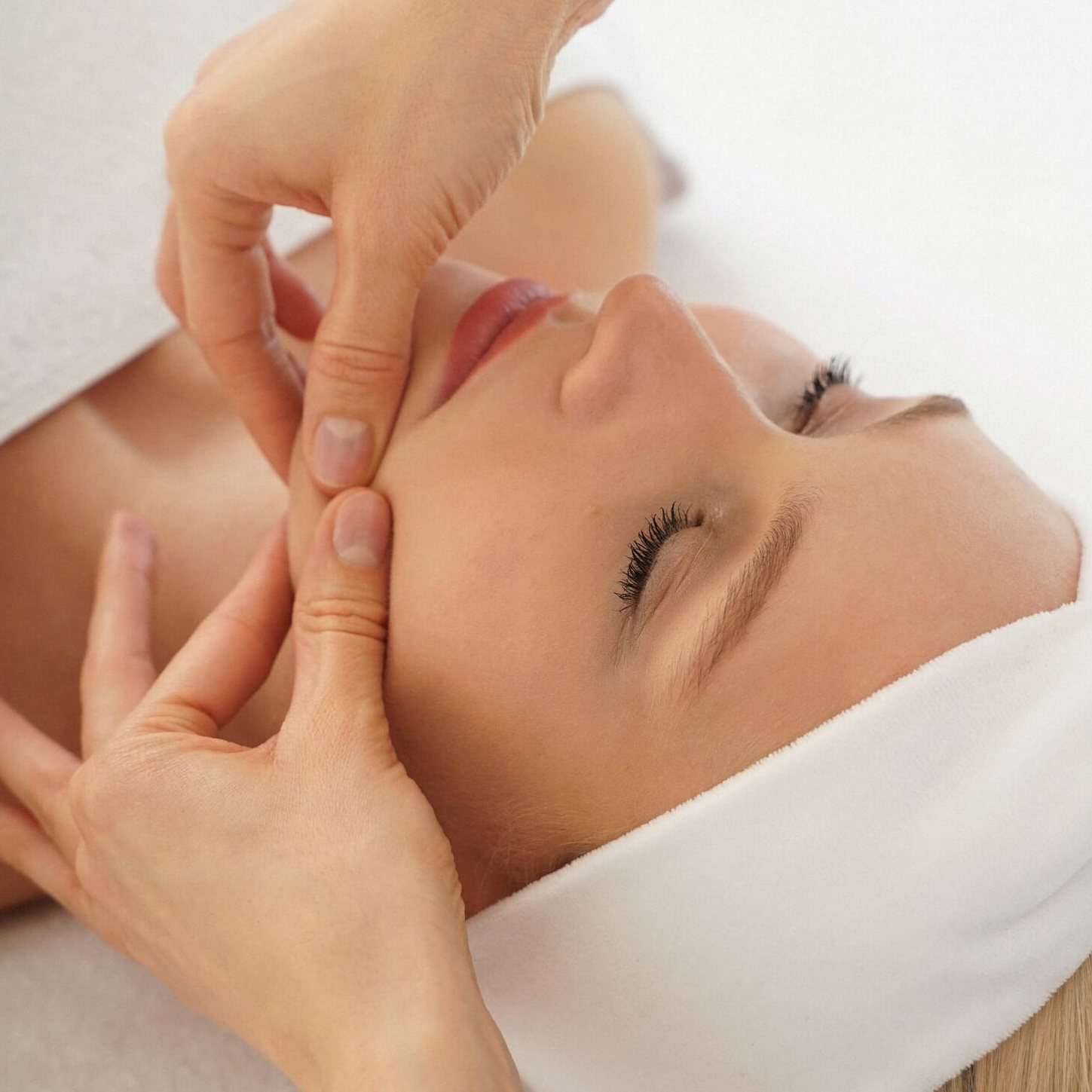 "Магия молодости". Лифтинг-массаж лица, декольте; уход за кожей.