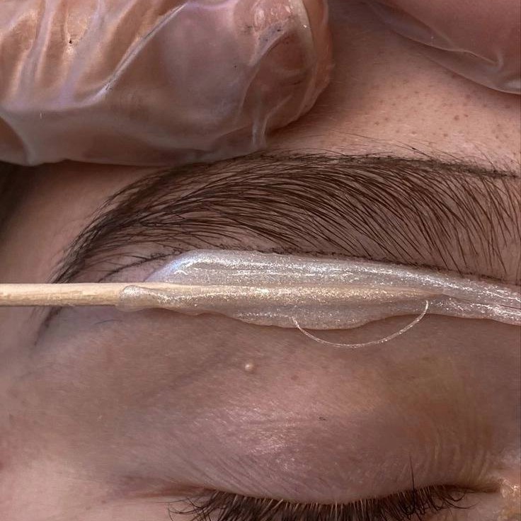 Коррекция бровей